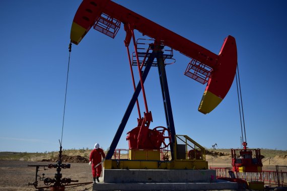 FILE PHOTO A worker inspects a pump jack at an oil field in Tacheng, Xinjiang Uighur Autonomous Region, China June 27, 2018. REUTERS/Stringer/File Photo ATTENTION EDITORS - THIS IMAGE WAS PROVIDED BY A THIRD PARTY. CHINA OUT.<All rights reserved by Yonhap News Agency>