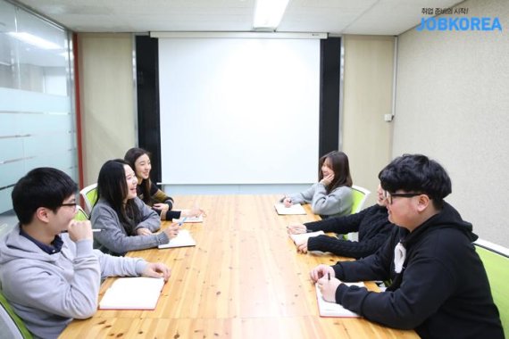 서울 역삼동에 있는 매그넘빈트의 한 회의실에서 회의를 진행하고 있다.