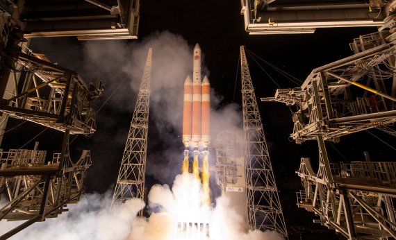 미국 플로리다주 케이프커내버럴에서 12일(현지시간) 미 항공우주국(NASA)이 제작한 '파커 태양 탐사선'이 실린 델타Ⅳ 로켓이 발사되고 있다.로이터연합뉴스