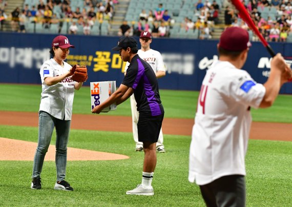 채은미 페덱스 코리아 지사장(왼쪽 첫번째)이 지난 11일 넥센 히어로즈의 경기에서 시구를 던지며 경기 시작을 알렸다. /사진=페덱스코리아