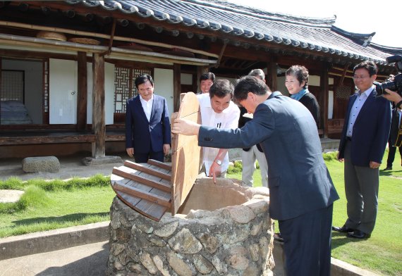 이낙연 국무총리가 13일 경남 함양군 개평한옥마을과 하미앙와인밸리 등 함양의 문화관광지를 방문, 민생탐방을 진행하고 있다./사진=함양군