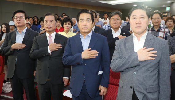 김병준, 건국절 입장 '오락가락'.."논쟁해보라"며 답변 회피