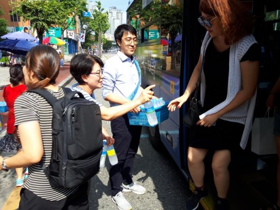 [포토뉴스] 대전시 시내버스 업체 폭염대비 얼음물 나눔 행사 전개