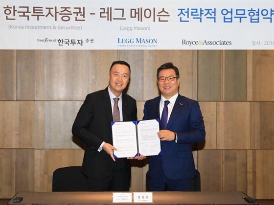 정일문 한국투자증권 부사장(오른쪽)이 레니 림 레그 메이슨 아시아 대표와 업무협약서를 교환하고 있다.