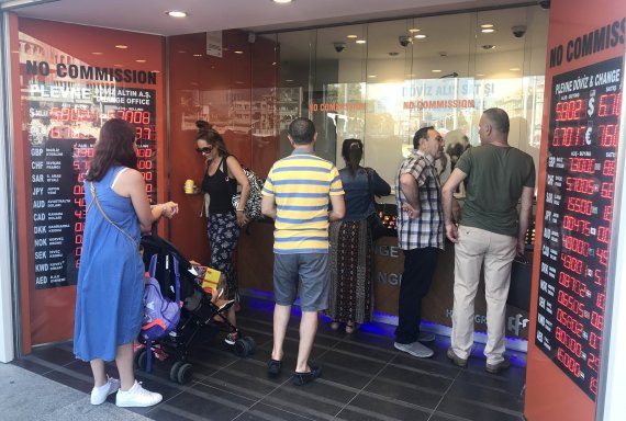 (180814) -- ISTANBUL, Aug. 14, 2018 (Xinhua) -- People exchange money at a currency exchange office in Istanbul, Turkey, on Aug. 14, 2018. (Xinhua/Cenk Baklan) (qxy) /사진=연합 지면외신화상