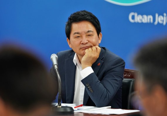 원희룡 지사는 지난 14일 주간 정책조정회의에서 "렌트카 수급조절의 방향은 제주도의 정책적 목표와 입장에 초점을 둬야 한다"며 "도입 후 나타날 부작용에 대한 대비도 점검해 달라"고 당부했다.