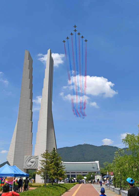 제73주년 광복절인 15일 천안 독립기념관에서 공군 블랙이글스가 에어쇼를 선보이고 있다.