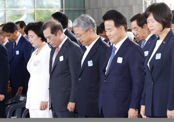 묵념 15일 오전 서울 용산 국립중앙박물관 열린마당에서 열린 73주년 광복절 및 정부수립 70주년 경축식에서 여야 지도부가 순국선열 및 호국영령에 대한 묵념을 하고 있다. 왼쪽부터 추미애 더불어민주당 대표, 김병준 자유한국당 비대위원장, 김동철 바른미래당 비대위원장, 정동영 민주평화당 대표, 이정미 정의당 대표. 연합뉴스