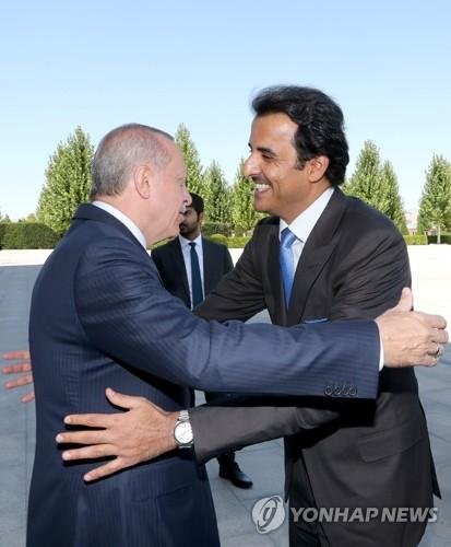 레제프 타이이프 에르도안 터키 대통령(왼쪽)이 15일(현지시간) 터키 앙카라에서 타밈 빈하마드 알타니 카타르 국왕을 환대하고 있다.로이터연합뉴스