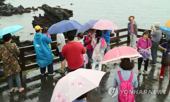 비 내리는 제주시 용두암 [연합뉴스]