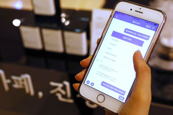 고객이 인공지능 챗봇 로사를 통해 롯데백화점 본점 디저트 매장을 추천받고 있다.