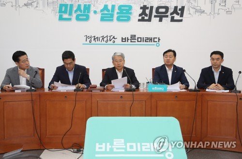 바른미래당 김동철 비상대책위원장(가운데), 김관영 원내대표(오른쪽 두번째) 등 바른미래당 지도부들이 회의를 하고 있다. 연합뉴스