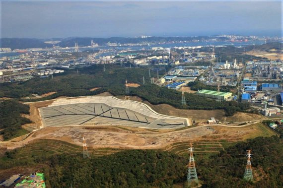 울산 미포국가산업단지 내에 위치한 울산시 쓰레기매립장의 모습이다. 뒤쪽으로 보이는 소나무 숲이 울산도시공사 주도로 2020년까지 공장부지로 조성된다. 서울 여의도 공원의 4.3배나 된다. 쓰레기 매립장의 매립이 완료되면 그 위에 나무를 심어 녹지로 만들겠다는 게 울산시의 계획이지만 가뜩이나 부족한 공단 내 녹지가 도 다시 사라질 위기에 놓이면서 울산시민들이 안타까워하고 있다. /사진=울산시