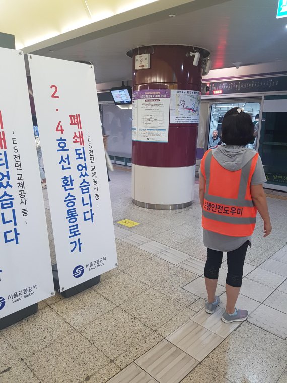 지하철역 환승통로 폐쇄 中.日 관광객 우왕좌왕.."한글.영어 안내만"