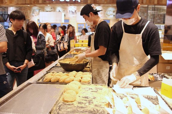 신세계 센텀시티 "쫄깃한 식감 '인절미 빵' 인기"