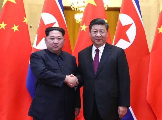 김정은 북한 국무위원장(왼쪽)은 지난 3월 중국을 방문해 시진핑 중국 국가주석(오른쪽)을 만나 회담을 갖고 방북을 요청해 시 주석의 수락을 받은 바 있다. /사진=연합뉴스
