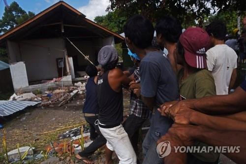 Residents pull down an earthquake damaged house in Kayangan, North Lombok, Indonesia August 12, 2018 in this photo taken by Antara Foto. Picture taken August 12, 2018.로이터연합뉴스