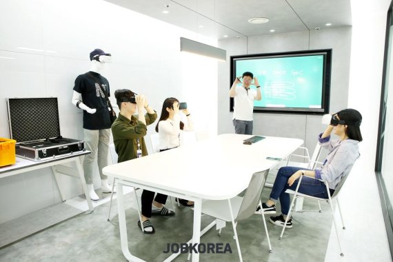 서울 구로동에 위치한 온페이스 본사에서 온페이스 직원들이 가상현실 기기를 체험하고 있다.
