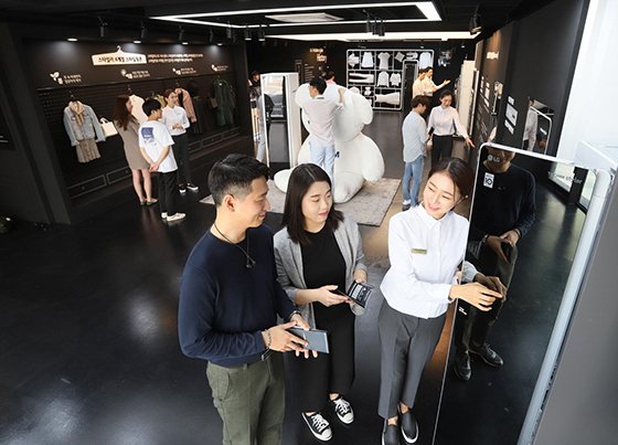 고객들이 서울 신사동 가로수길에 마련된 LG 스타일러 라운지를 찾아 둘러보고 있다.