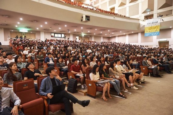 지난해 8월 서울 숭실대학교 한경직기념관에서 열린 '제15회 인크루트 채용설명회'에 참석한 취업준비생들이 하반기 채용 동향을 듣고 있다.