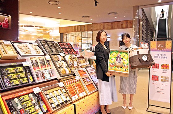 부산 해운대 우동의 신세계 센텀시티 지하 1층 식품매장에서 직원들이 추석 선물세트를 선보이고 있다.