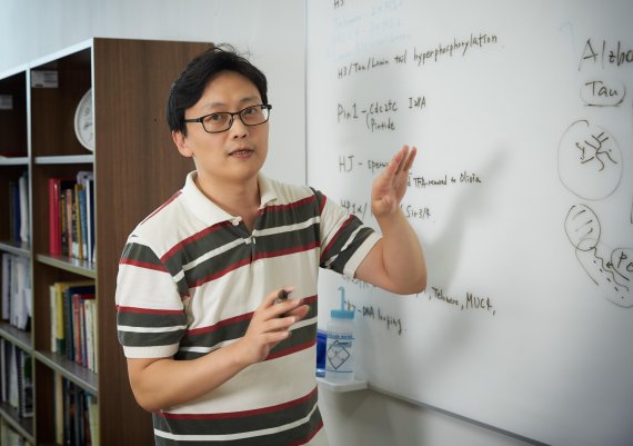 UNIST 생명과학부 김하진 교수가 자신의 연구실에서 DNA상분리 개념을 설명하고 있다. /사진=UNIST