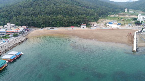 경남지역 28개 해수욕장이 20일 일제히 페장한 가운데, 지난 2002년 이후 16년 만에 개장한 창원 광암해수욕장은 3만 명의 피서객들이 찾은 것으로 집계됐다./사진=경남도