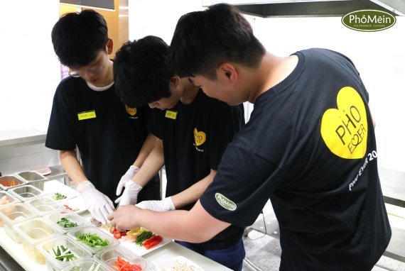 포메인 분당 정자본점에서 4주간 진행된 청소년 대상 직업체험 멘토링 ‘PHO EVER 2018’에서 청소년들이 월남쌈 요리를 배우고 있다.