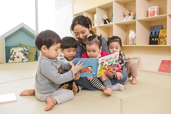 서울 상암동 한샘 사옥 내 어린이 집에서 아이들이 선생님과 책읽기를 하고 있다.