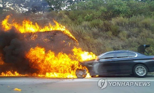 20일 오후 경북 문경시 불정동 중부내륙고속도로에서 달리던 BMW에서 불이 나고 있다. 사진=연합뉴스