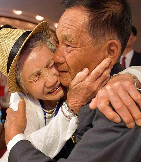 감격의 상봉 20일 금강산호텔에서 열린 제21차 남북 이산가족 단체상봉 행사에서 남측 이금섬 할머니(92·왼쪽)가 아들 리상철씨(71)를 65년만에 만나 부둥켜안고 눈물을 흘리며 기뻐하고 있다. 사진공동취재단