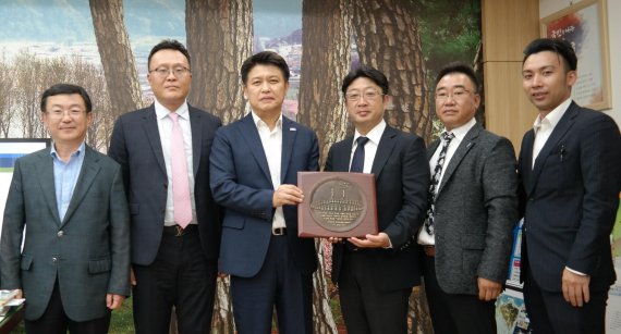 인트로메딕은 21일 영덕군수와 영덕군청에서 팜그리드에 대해 전략회의 시간을 가졌다고 밝혔다. 왼쪽 세 번째부터 이희진 영덕군수, 미와 시게키 SB에너지 대표, 김남중 인트로메딕 대표.