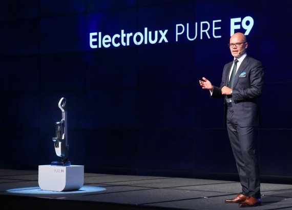 올라 닐슨 일렉트로룩스 홈케어 & 소형가전 대표가 무선스틱청소기 '퓨어 F9'을 공개하고 있다.
