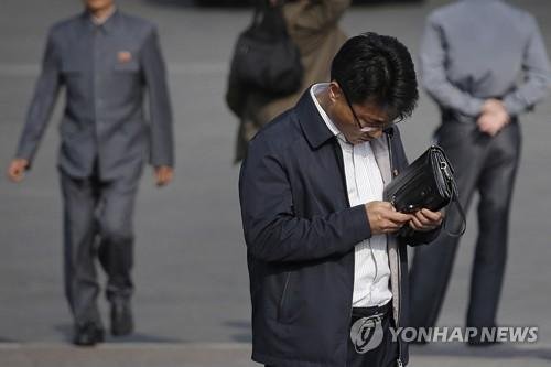 북한 주민이 거리에서 손전화(휴대전화)를 사용하고 있다. /사진=연합뉴스