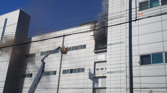 인천 남동공단의 대표적인 전자회로기판(PCB) 제조업체인 세일전자에서 21일 오후 3시 43분께 화재가 발생해 9명이 사망하고 4명이 중경상을 입었다. 사진은 세일전자 화재 전경.