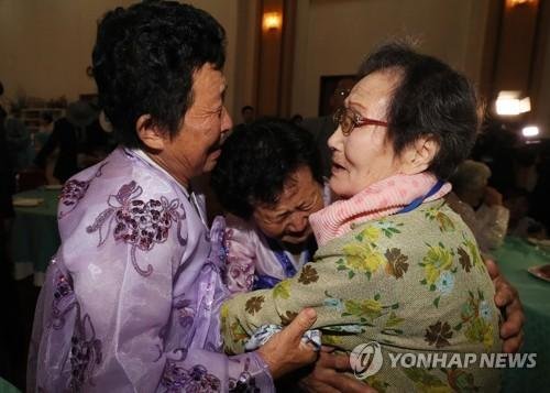 제21차 남북이산가족상봉에서 북측 딸을 만난 한신자 할머니(오른쪽) /사진=연합뉴스