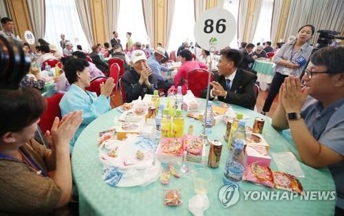 남북이산가족들이 지난 21일 단체상봉에서 즐겁게 이야기를 나누고 있다. /사진=연합뉴스