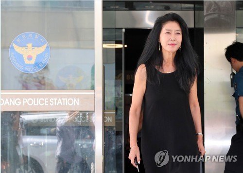 '여배우 스캔들' 김부선씨 경찰 출석, 30분만에 조사 거부 귀가