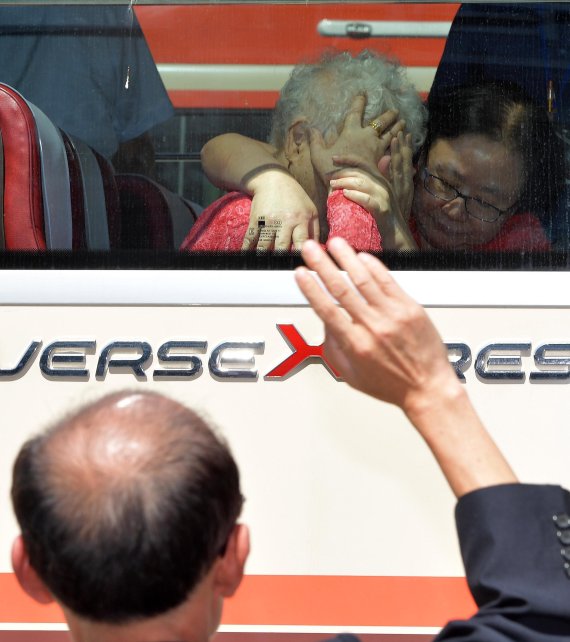 제21차 남북 이산가족 1차 상봉행사가 지난 2018년 8월 금강산호텔에서 끝난 뒤, 이산가족들이 작별인사를 하고 있다. 공동취재단