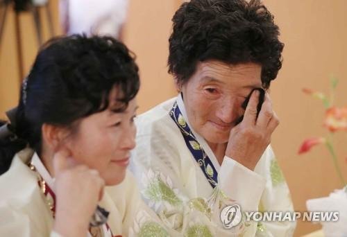 제21차 남북이산가족상봉에서 이산가족들이 눈물을 훔치며 상봉을 하고 있다. /사진=연합뉴스