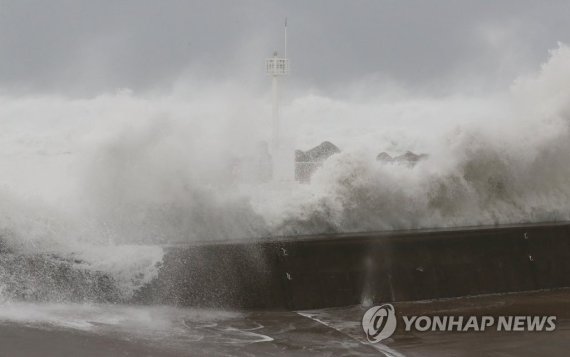 한층 강해진 파도. 제19호 태풍 솔릭의 접근으로 제주도 전해상에 태풍경보가 발효된 22일 오후 서귀포시 법환포구에 강한 파도가 넘나들고 있다. 2018.8.22 [연합뉴스]