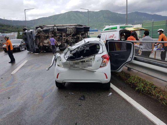 경남 창원에선 23일 오전 빗길에 미끄러진 25t 덤프트럭이 중앙분리대를 넘어 반대편 차선으로 넘어지면서 마주오던 차량 3대와 연쇄 충돌하는 사고가 발생했다./사진=경남경찰청