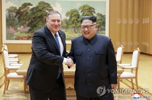 마이크 폼페이오 미국 국무부 장관(왼쪽)이 지난 5월 2차 방북 당시 김정은 북한 국무위원장을 만나 악수를 나누고 있다./사진=연합뉴스