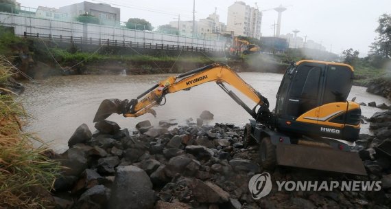 터져버린 상수도관. 제19호 태풍 '솔릭'이 제주를 강타한 23일 오전 제주시 삼양동 삼양1·2수원지에서 별도봉으로 보내는 상수도관이 터져 복구작업이 진행되고 있다. 2018.8.23 [연합뉴스]