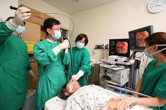 서울아산병원 호흡기내과 이세원 교수(왼쪽 두번째)가 폐기종 환자에게 밸브 폐용적축소술을 시행하고 있다.