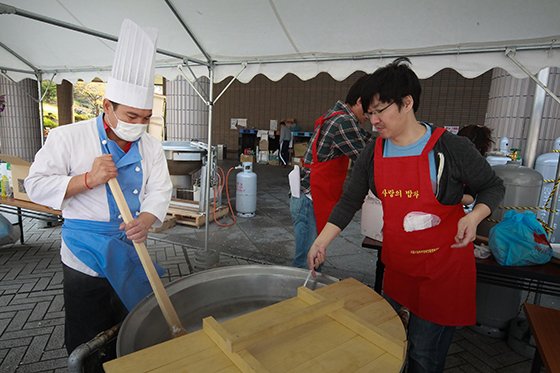 채성태 대표는 사랑의밥차를 타고 어디든 달려간다. 사진은 일본 후쿠시마 원전 사고 현장(2011년 4월).