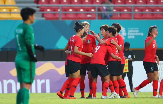 한국 여자축구 대표팀이 24일 인도네시아 팔렘방 겔로라 스리위자야 경기장에서 열린 2018 자카르타·팔렘방 아시안게임 여자축구 8강전에서 홍콩을 상대로 5번째 골을 넣은 뒤 기뻐하고 있다.연합뉴스