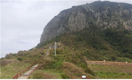 제주도 산방산과 용머리는 ‘한몸’…우회도로 개설 중단 촉구