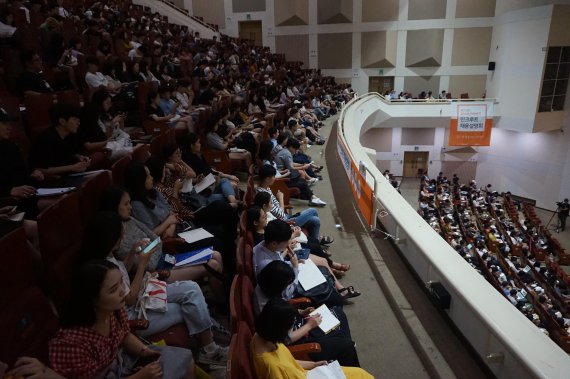 지난 23일 서울 숭실대학교 한경직기념관에서 열린 '제3회 인크루트 채용설명회'에 참석한 취업준비생들이 기업 현직 인사담당자들의 채용계획을 듣고 있다.