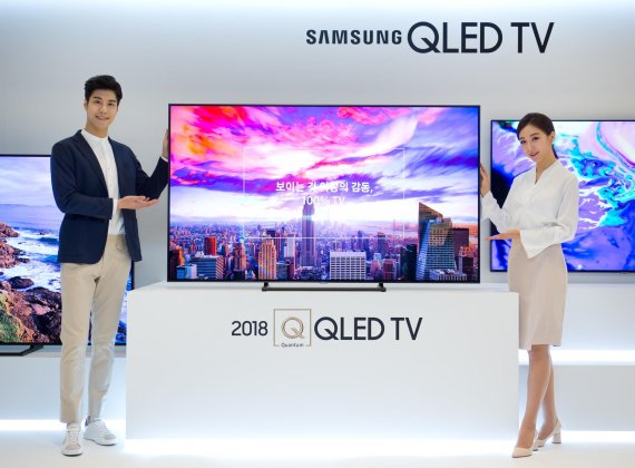 삼성전자 모델이 2018년형 QLED TV를 소개하고 있다.